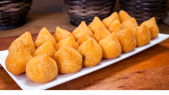 Clássica e irresistível, a coxinha é um dos petiscos mais queridos dos brasileiros. (Créditos: Canva)
