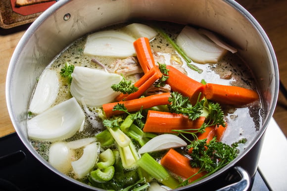 2 maneiras muito baratas de fazer caldo de legumes 100% natural: você vai se surpreender com a facilidade!