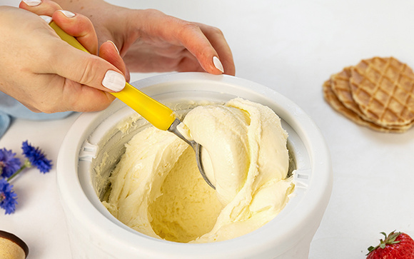 Aprenda a fazer o sorvete caseiro mais fácil do mundo: só 3 ingredientes e zero açúcar
