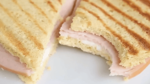 Receitas simples e com poucos ingredientes costumam render as melhores surpresas na cozinha. (Foto: reprodução canal Mamãe Vida Saudável no Youtube)