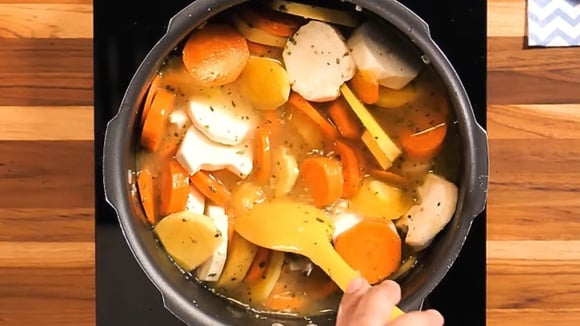Combinação de mandioca, mandioquinha e cenoura deixam a sopa naturalmente cremosa (Créditos: TudoGostoso)
