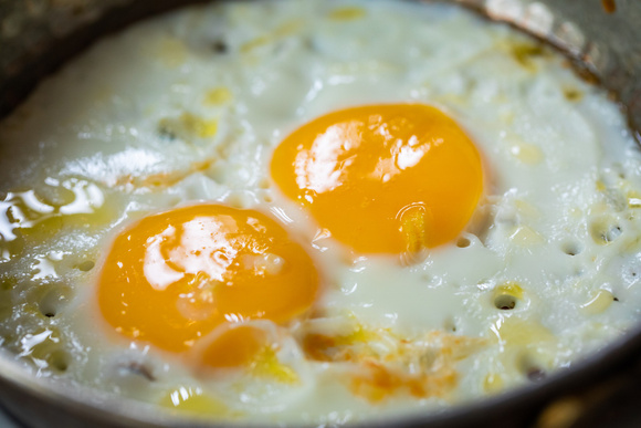 O ingrediente enlatado que leva os ovos fritos a outro nível