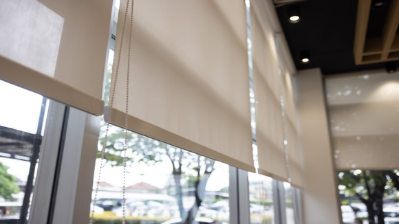 Decoração minimalista com trilhos deslizantes substituindo as cortinas tradicionais em um apartamento pequeno. (Foto: Shutterstock)