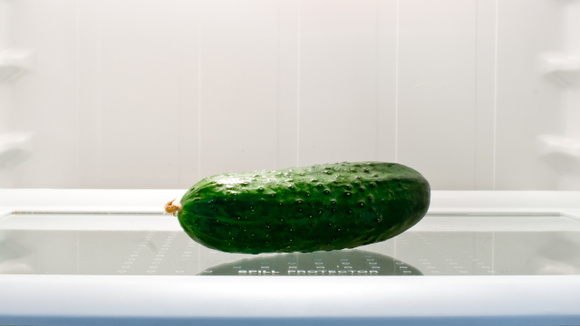 Para que serve guardar o pepino na geladeira junto com uma colher? Essa dica curiosa tem uma explicação simples