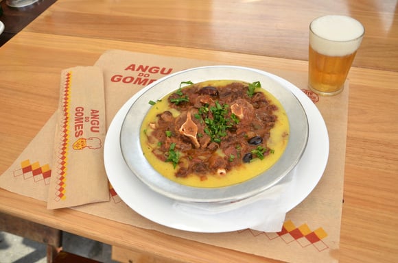 O Angu do Gomes começou como barraca e hoje é um restaurante passado através de gerações (Créditos: Alexandre Macieira/Riotur)