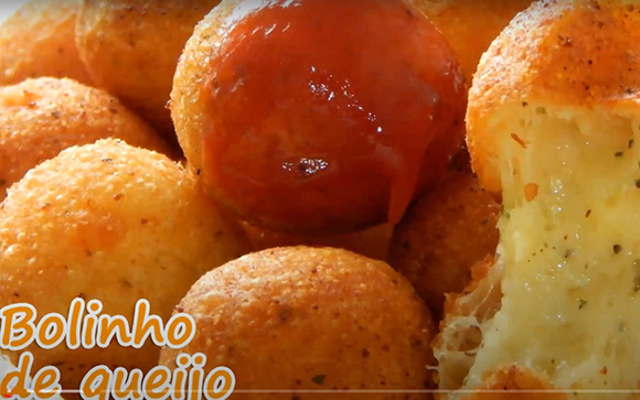Já pensou em fazer uma bolinha de queijo sem massa? É surreal de gostosa e muito fácil de fazer!