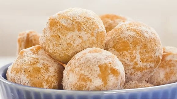 Tem dia que só um café quentinho e esse bolinho de chuva com banana deixam a vida mais gostosa