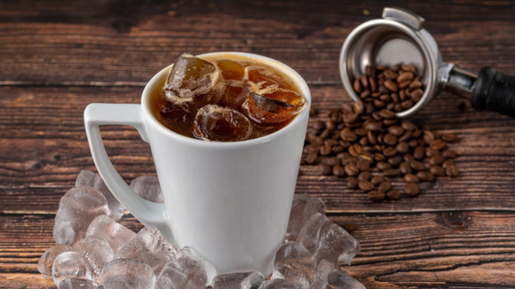 Não tem calor que me faça ficar sem café, essa é a melhor receita geladinha para fazer em casa nos dias quentes