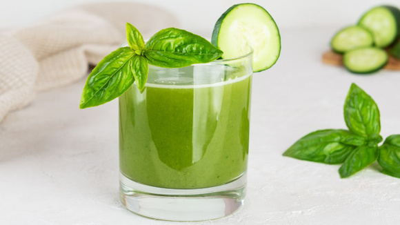 Esse suco detox de pepino é a prova de que essa planta pode ser uma bebida deliciosa. (Créditos: Shutterstock)
