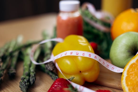 A melhor maneira de emagrecer é a combinação alimentação equilibrada e prática de exercícios físicos. (créditos; Shutterstock)