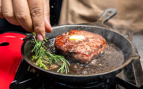 Quer um bife suculento? O TudoGostoso revela quando usar manteiga gelada na frigideira