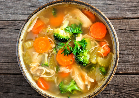 Muita gordura na sopa? Veja esses truques INFALÍVEIS para tirar todo o excesso de óleo e deixá-la mais saudável