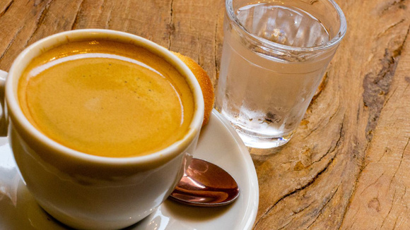 Café servido com água com gás (Créditos: Canva)