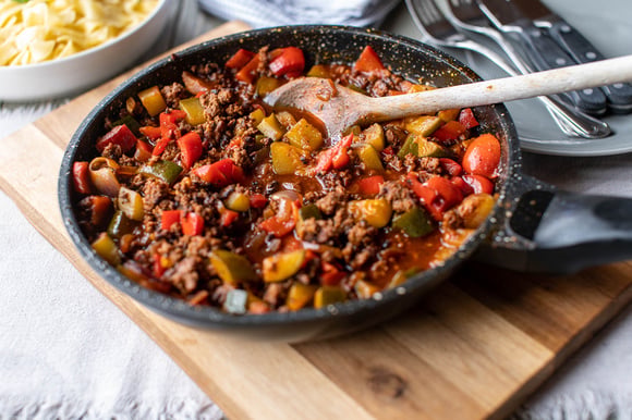 Aprendi com a vovó do rancho: carne moída com legumes é uma das receitas mexicanas econômicas mais saborosas que já comi