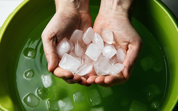 Já anota pro verão: saiba como simples cubos de gelo podem resfriar uma sala inteira sem ar condicionado