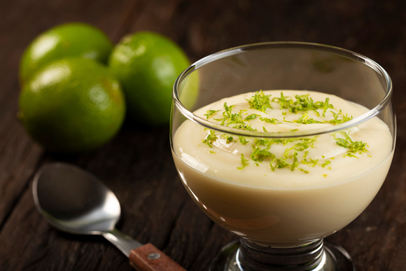 Mousse de limão com leite em pó: uma sobremesa de verão fácil e rápida que fica pronta em apenas 10 minutos
