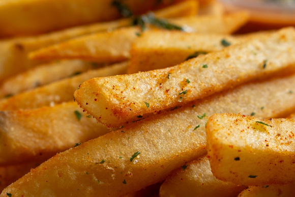 O segredo da batata frita perfeita está na escolha da batata, na fritura dupla e no controle da temperatura do óleo. (créditos: Shutterstock)