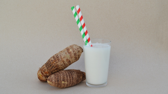Suco de inhame branquinho e consistente em copo de vidro (Créditos: Shutterstock)