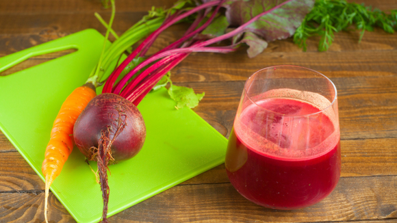 Suco de cenoura, beterraba e limão cheio de benefícios e muito gostoso (Créditos: Shutterstock)