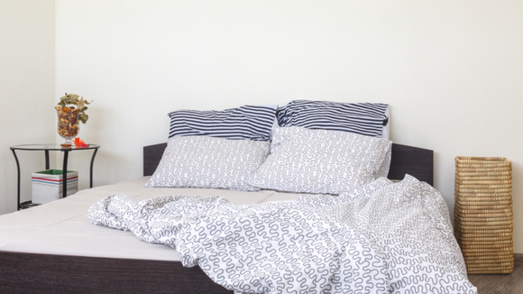 Deixar a cama aberta por algum tempo ajuda a dissipar a umidade acumulada durante a noite, mas não elimina os ácaros. (créditos: Shutterstock)