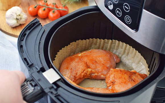 Raquel Noblejas, especialista em air fryer: "O papel manteiga não é uma dádiva de Deus para o cozimento, é melhor evitá-lo"