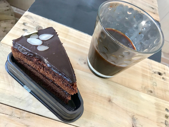 Aprendi no TudoGostoso o truque de adicionar esse ingrediente no bolo de chocolate para ele ficar mais intenso e molhadinho