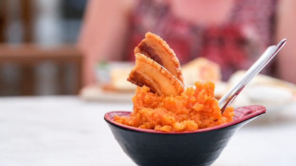 As batatas mais saborosas que já fiz não são fritas, são cozidas com 3 dentes de alho, páprica e uma fatia de bacon