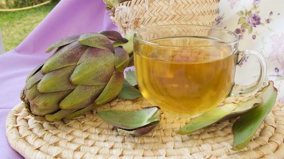 Nem chá de hibisco, nem chá verde: esse é o melhor chá para desinchar depois do almoço e aliviar a má digestão