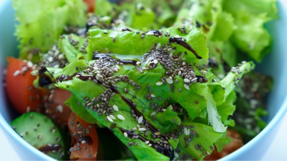 Sementes como linhaça, chia e gergelim são pequenos no tamanho, mas cheios de nutrientes (Créditos: Shutterstock)