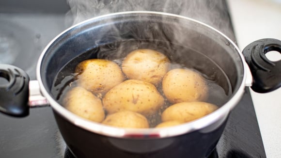 Os cozinheiros concordam: "Para deixar as batatas cozidas mais saborosas, adicione duas folhas de louro e um dente de alho à água."