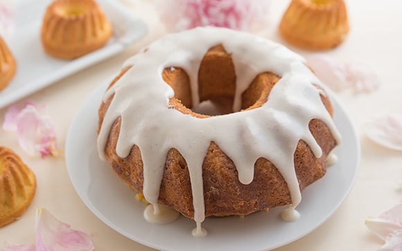 Bolo de laranja com calda de limão: a laranja acabou na hora da calda e resolvi improvisar, combinação ficou perfeita, todo mundo amou