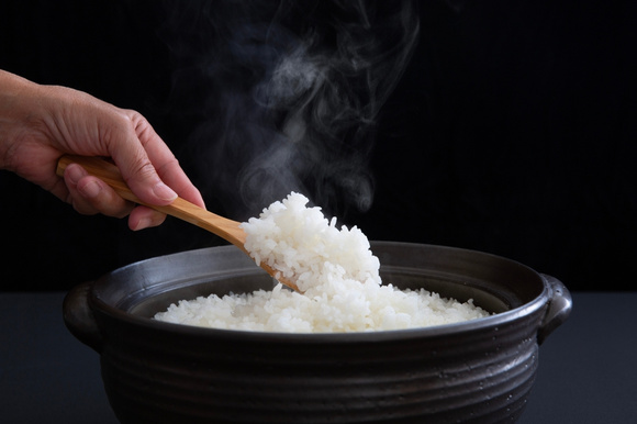 Você pode estar lavando o arroz do jeito errado: entenda quando isso ajuda e quando atrapalha a receita