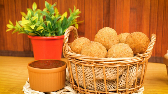 Bolinho de churrasco vai bem com ketchup, maionese, barbecue e até um bom molho de pimenta (Créditos: TudoGostoso)