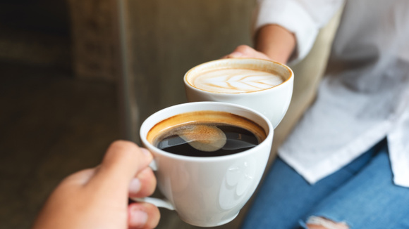 Quem bebe café como se fosse água precisa entender o que isso faz no corpo