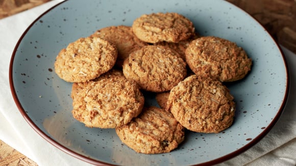 Esse biscoitinho sem açúcar de banana e aveia está salvando a minha dieta, faço uma fornada por semana e rende muito (receita fácil!)