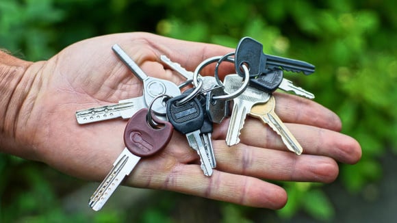 As chaves, muitas vezes, não recebem uma limpeza adequada e o vinagre pode ajudar nessa tarefa (Créditos: Shutterstock)