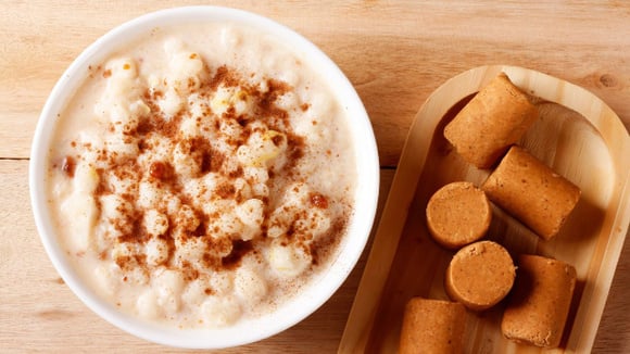 Se quiser ainda mais sabor, adicione paçoquinha à canjica pronta (Créditos: Shutterstock)