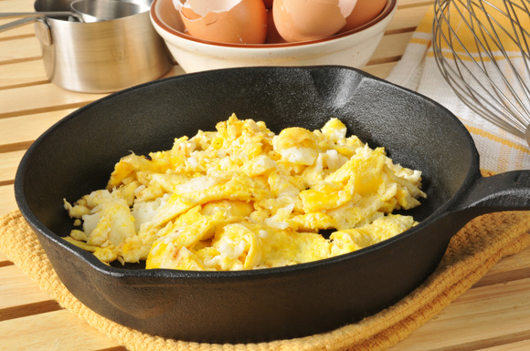 As melhores dicas com ingredientes caseiros para fazer ovos mexidos cremosos e que derretem na boca!