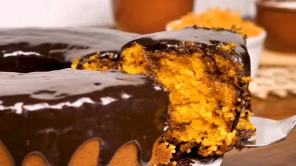 Veja como fazer um bolo de cenoura delicioso e com cobertura cremosa (Créditos: TudoGostoso)