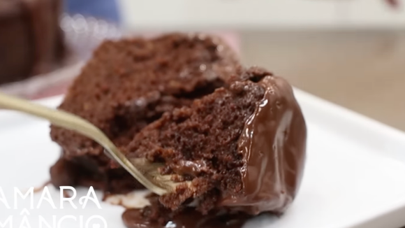 Misture chocolate com laranja e prepare um bolo macio, impossível de resistir e com sabor equilibrado na medida certa