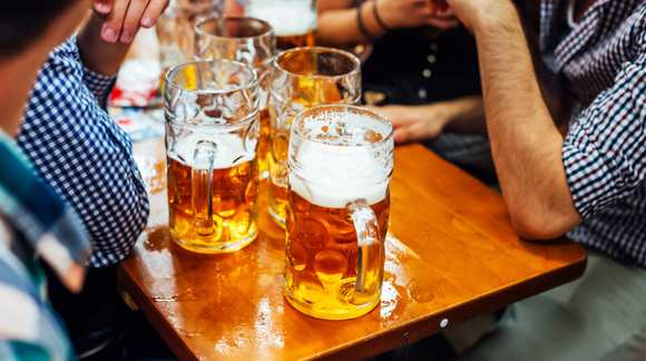 Oktoberfest de São Paulo terá muita comida, variedade de cervejas e chopes, além de preços de ingressos variados.