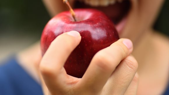Já foi identificado o melhor horário do dia para comer uma maçã: veja quando ela oferece mais benefícios