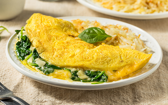 Sem farinha e pronta em 5 minutos: omelete de espinafre no liquidificador que salva qualquer refeição