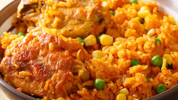 Uma refeição completa em uma só panela: arroz com peito de frango, ervilhas e milho