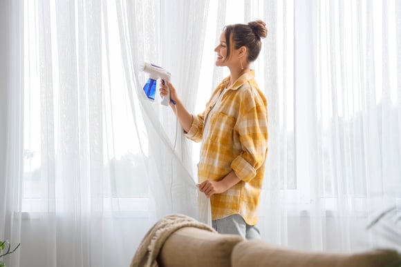 Estrangeiros estão compartilhando um truque para limpar cortinas "sem removê-las" e sem usar máquina de lavar!