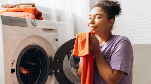 O amaciante deixa suas roupas cheirosas quando sai da máquina, mas o perfume desaparece quando seca? Descubra os segredos para fazer o amaciante cheirar bem por mais tempo