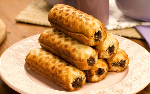 Esse bolinho fofinho é bem recheado de chocolate (Créditos: TudoGostoso)