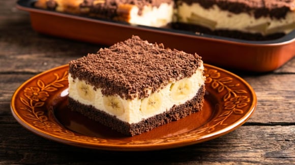 Bolo sem forno com bananas e creme de baunilha: fácil de fazer e sempre impressiona!