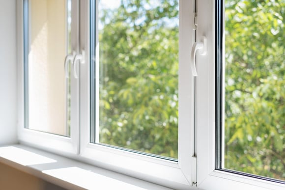 Como diminuir o vento gelado que passa pelas janelas mesmo fechadas? Aqui estão as dicas mais inteligentes