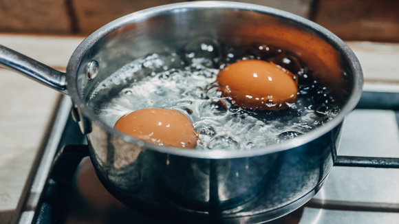 Por que você não pode esquecer de colocar sal na água ao cozinhar ovos: ciência explica benefício na coagulação